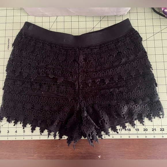 Black shorts with lace fringe - Picture 1 of 2